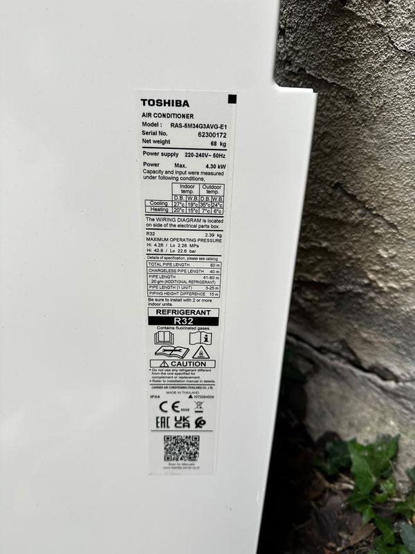 Plaque signalétique : climatiseur Toshiba au R32 — climatisation de bureaux, Strasbourg