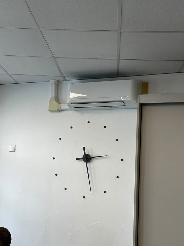 Climatiseur mural installé dans des bureaux à Strasbourg