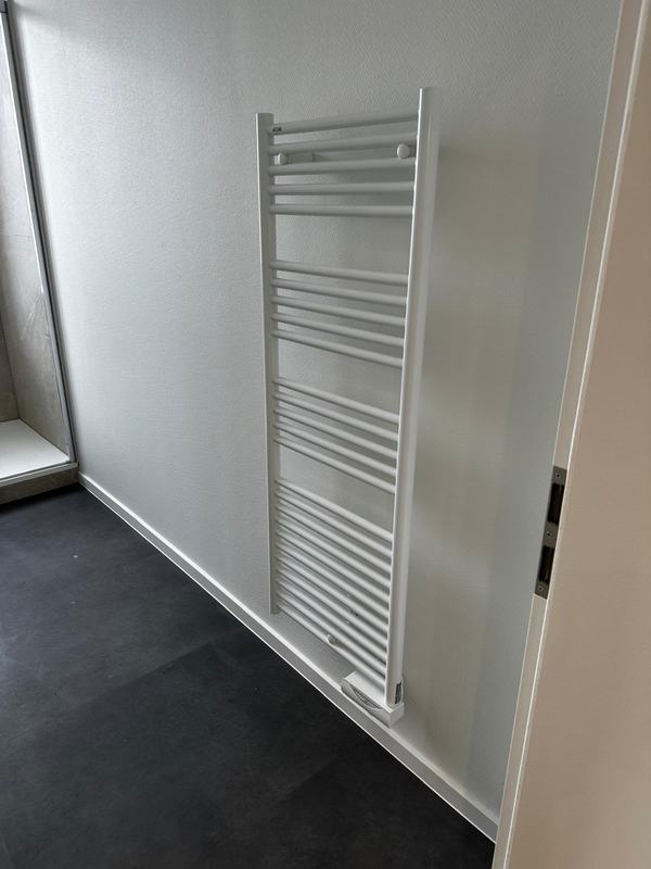 Sèche-serviettes dans la salle d'eau — immeuble de 5 logements, Strasbourg