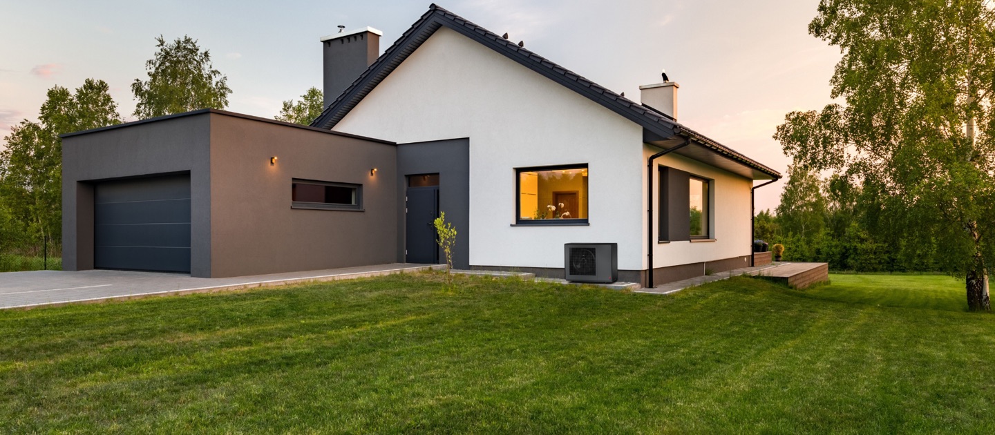 Pompe à chaleur air/eau Dimplex installée à l'extérieur d'une maison individuelle — visuel Dimplex