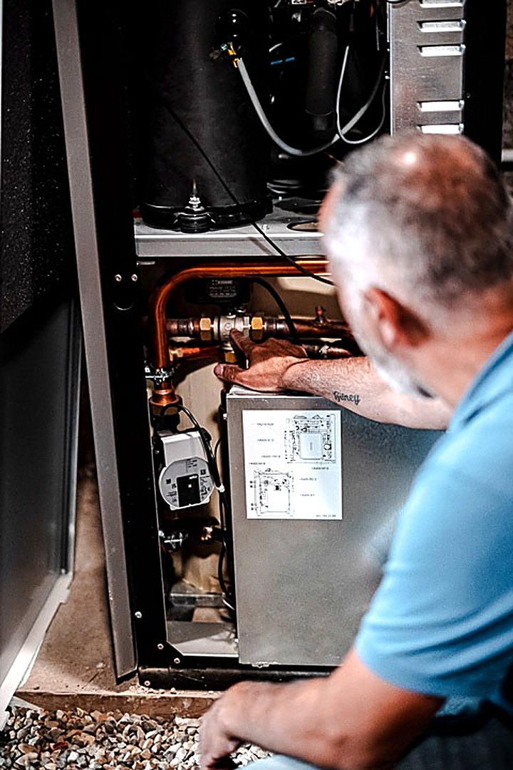 Module intérieur d'une pompe à chaleur Midea ouvert, raccordement par AIS Chauffage